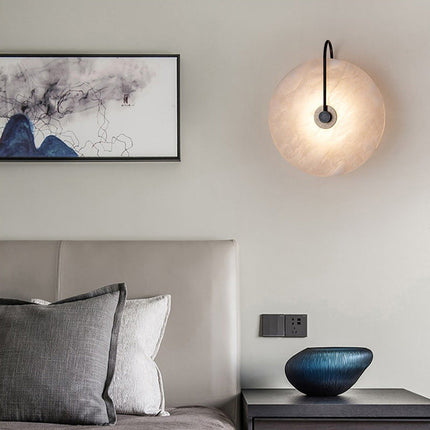 Nowoczesna lampa ścienna LED ze złotym ramieniem i marmurowym kloszem – minimalistyczny kinkiet zapewniający eleganckie oświetlenie domu 7