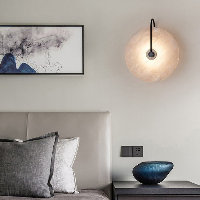 Nowoczesna lampa ścienna LED ze złotym ramieniem i marmurowym kloszem – minimalistyczny kinkiet zapewniający eleganckie oświetlenie domu 7