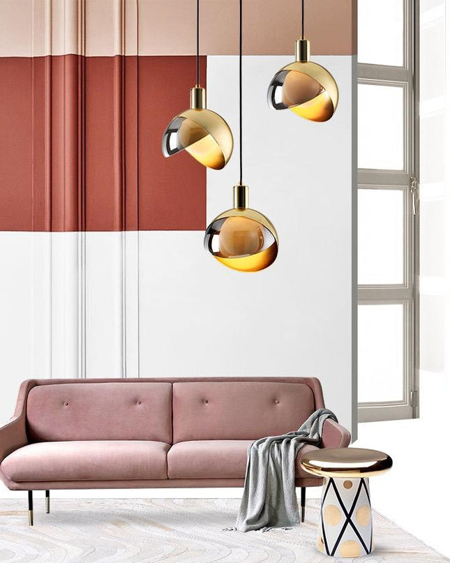 Nowoczesna lampa wisząca ze złotego szkła i metalowej ramy – Nordycki design 2