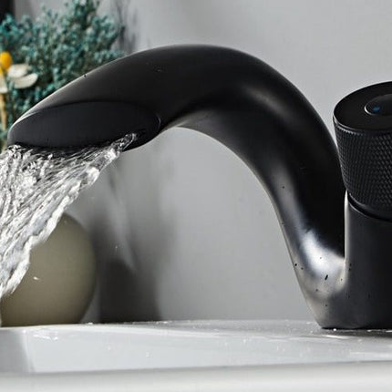 Nowoczesne Akcesoria Łazienkowe SmoothEdge w Złocie, Chromie i Czerni – Zestaw 3 Elementów do Łazienki 3