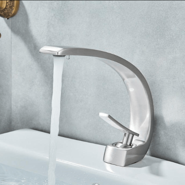 Nowoczesny Zakrzywiony Kran Miora z Mosiądzu – Elegancki Design i Wysoka Jakość 8