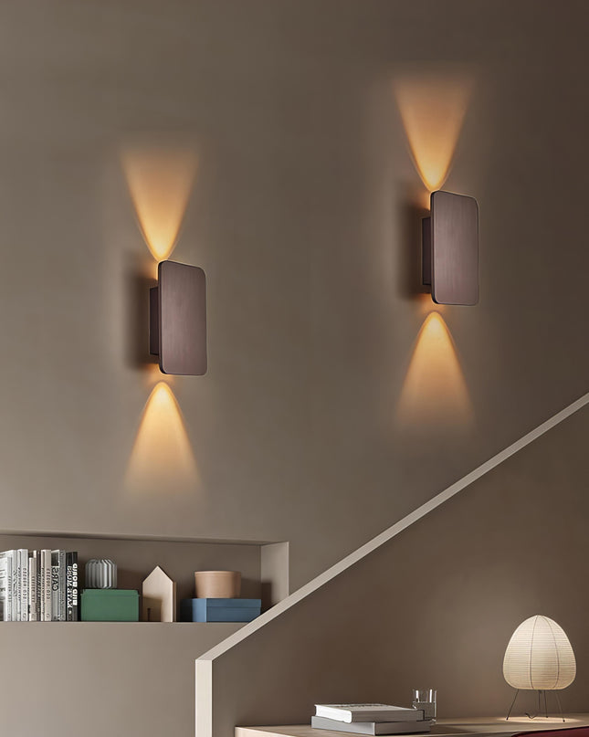 Nowoczesny prostokątny kinkiet Koda z regulowanym oświetleniem – dostępny w czterech kolorach 2