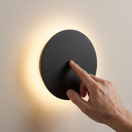 Okrągła lampa ścienna LED na baterie z funkcją dotykowego ściemniania, minimalistyczny design 4