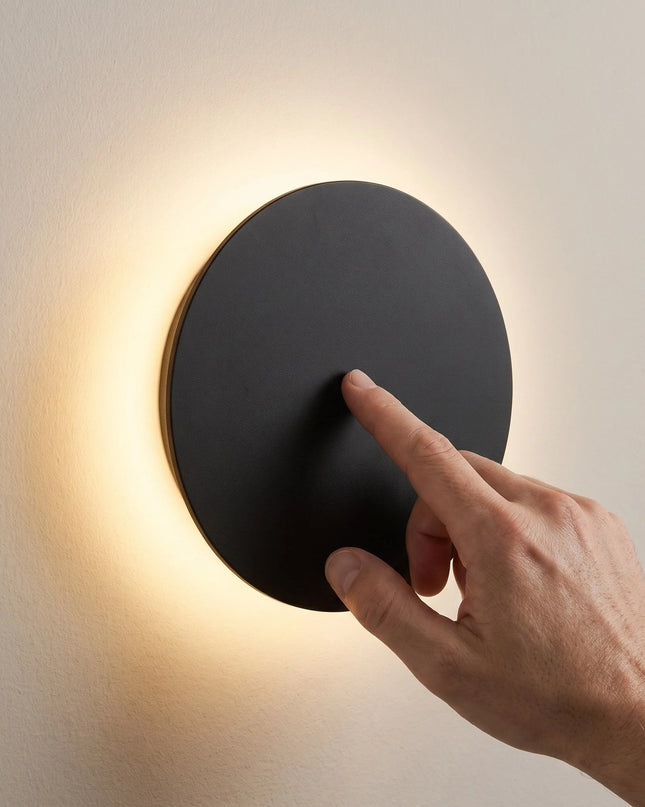 Okrągła lampa ścienna LED na baterie z funkcją dotykowego ściemniania, minimalistyczny design 4