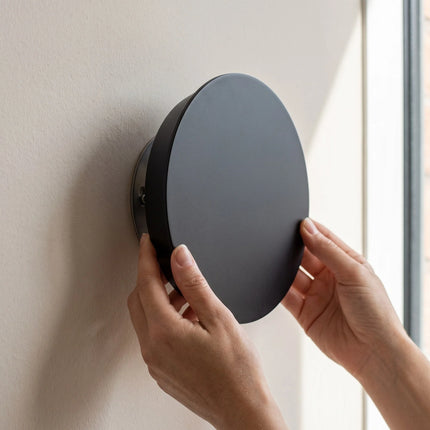 Okrągła lampa ścienna LED na baterie z funkcją dotykowego ściemniania, minimalistyczny design 5