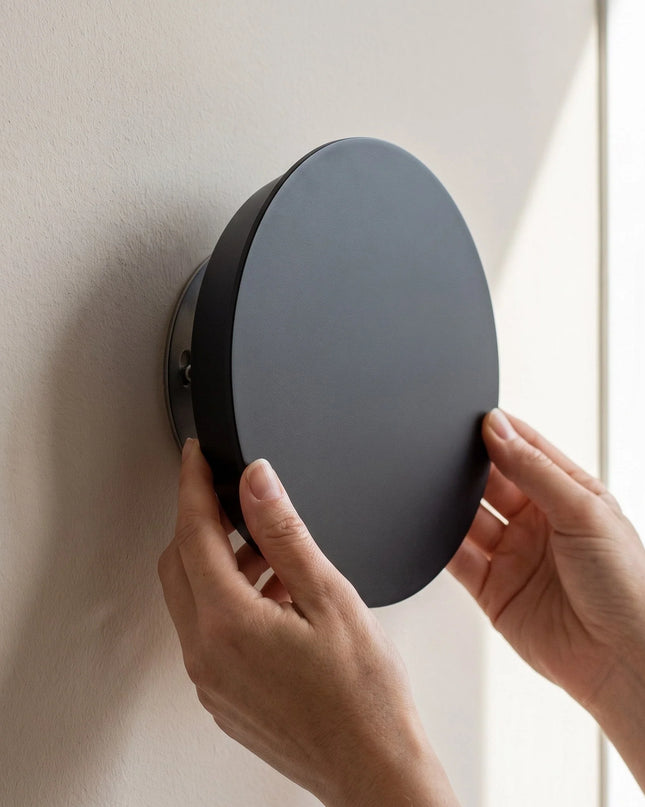 Okrągła lampa ścienna LED na baterie z funkcją dotykowego ściemniania, minimalistyczny design 5