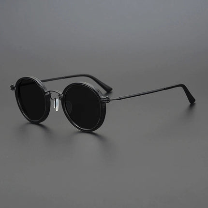 Okulary przeciwsłoneczne z polaryzacją i filtrem UV 400 oraz błyszczącą metalową oprawką – stylowe okulary do noszenia na świeżym powietrzu 9