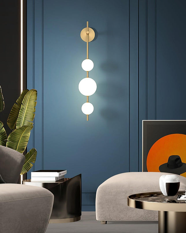 Pionowy kinkiet ze szklaną kulą i złotą metalową obudową – Minimalistyczne oświetlenie do wnętrz 1