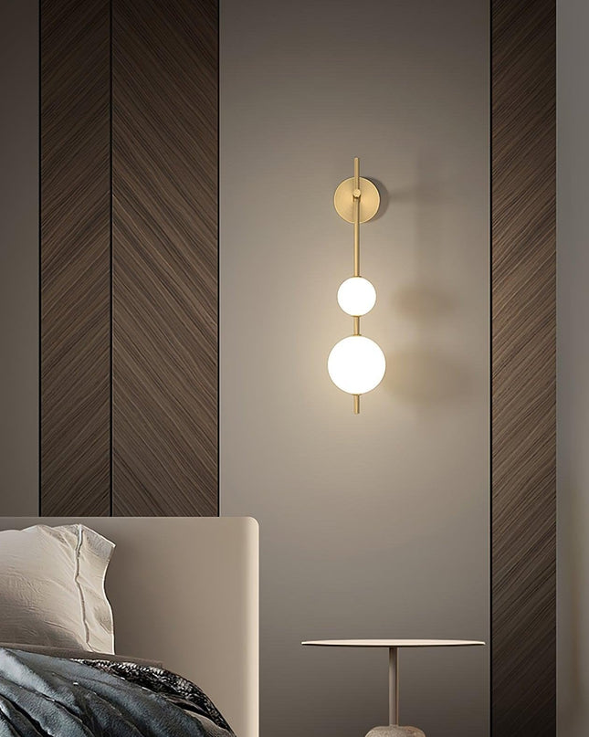 Pionowy kinkiet ze szklaną kulą i złotą metalową obudową – Minimalistyczne oświetlenie do wnętrz 2