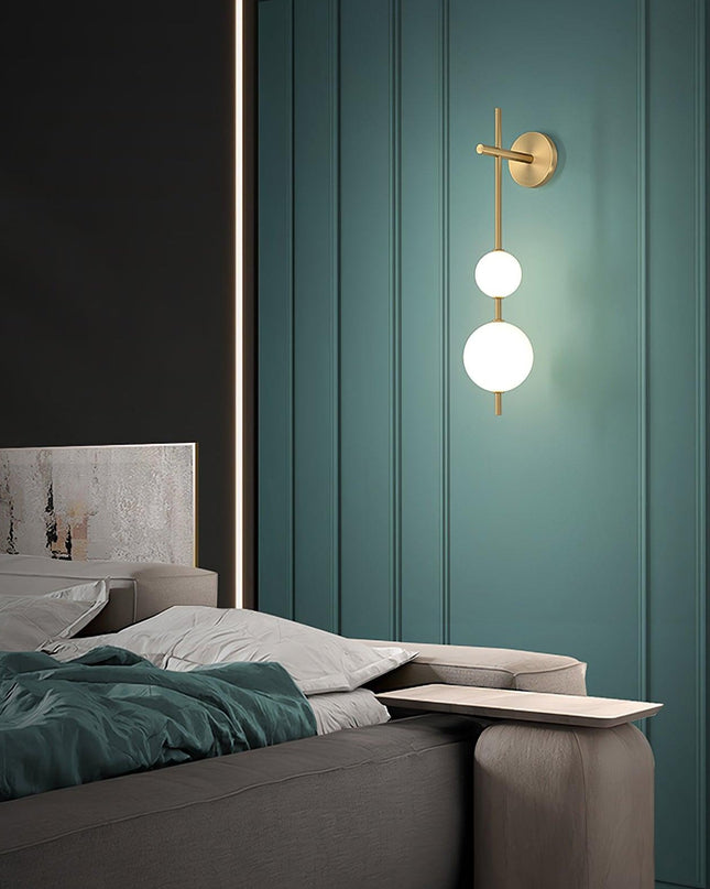 Pionowy kinkiet ze szklaną kulą i złotą metalową obudową – Minimalistyczne oświetlenie do wnętrz 5