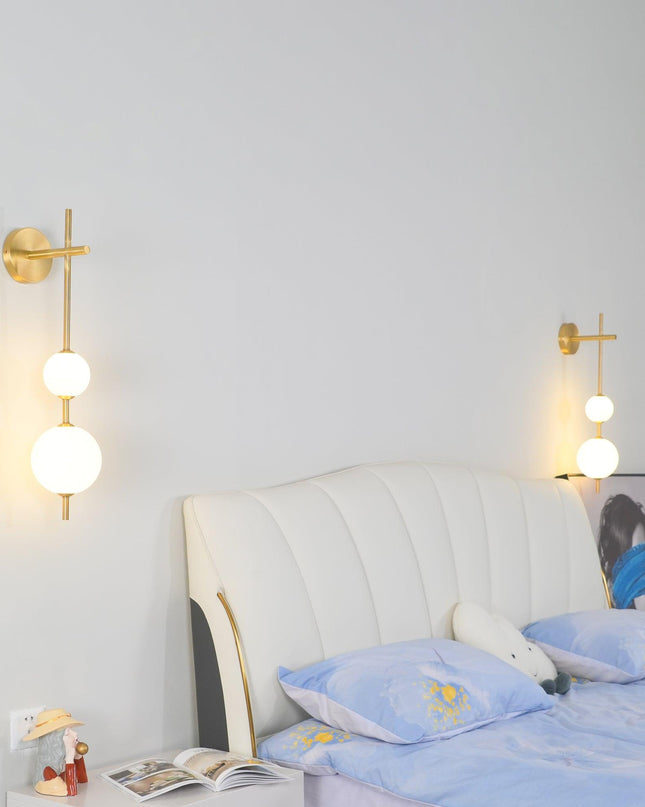 Pionowy kinkiet ze szklaną kulą i złotą metalową obudową – Minimalistyczne oświetlenie do wnętrz 6