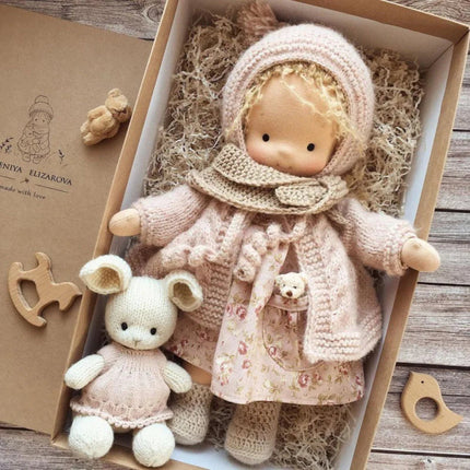 Pluszowa lalka w stylu waldorfskim do kreatywnej zabawy – zabawka podróżna w stylu Kawaii Design – 32 cm, ręcznie wykończone detale 0