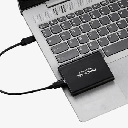 Przenośny dysk SSD USB-C z aluminiową obudową, oferujący szybki transfer danych i dużą pojem 7