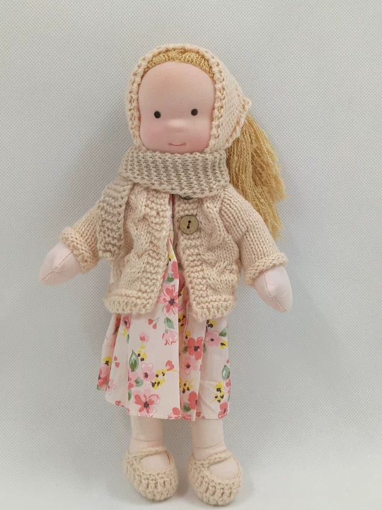 Ręcznie robiona lalka Waldorf z miękkich tkanin i dzianinowego ubranka – trwała i łatwa w czyszczeniu dla dzieci, 28 cm 3