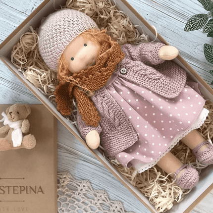 Ręcznie robiona pluszowa lalka Waldorf 35 cm z miękkiej bawełny i wełny – naturalne odcienie do kreatywnej zabawy 3