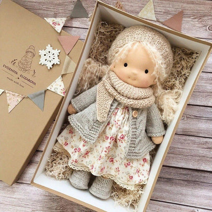 Ręcznie robiona pluszowa lalka Waldorf 35 cm z miękkiej bawełny i wełny – naturalne odcienie do kreatywnej zabawy 5