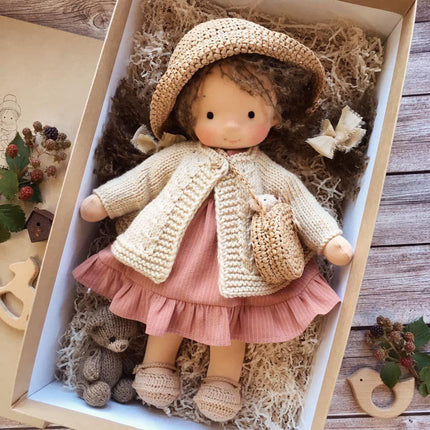 Ręcznie robiona pluszowa lalka Waldorf 35 cm z miękkiej bawełny i wełny – naturalne odcienie do kreatywnej zabawy 6