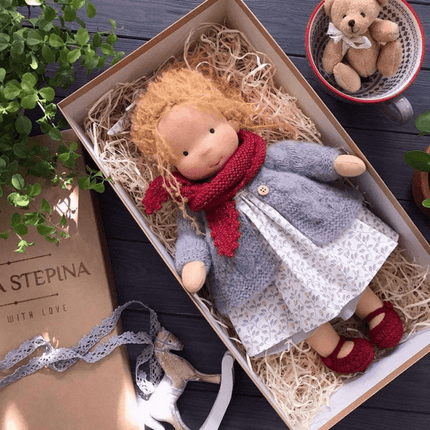 Ręcznie robiona pluszowa lalka Waldorf 35 cm z miękkiej bawełny i wełny – naturalne odcienie do kreatywnej zabawy 7