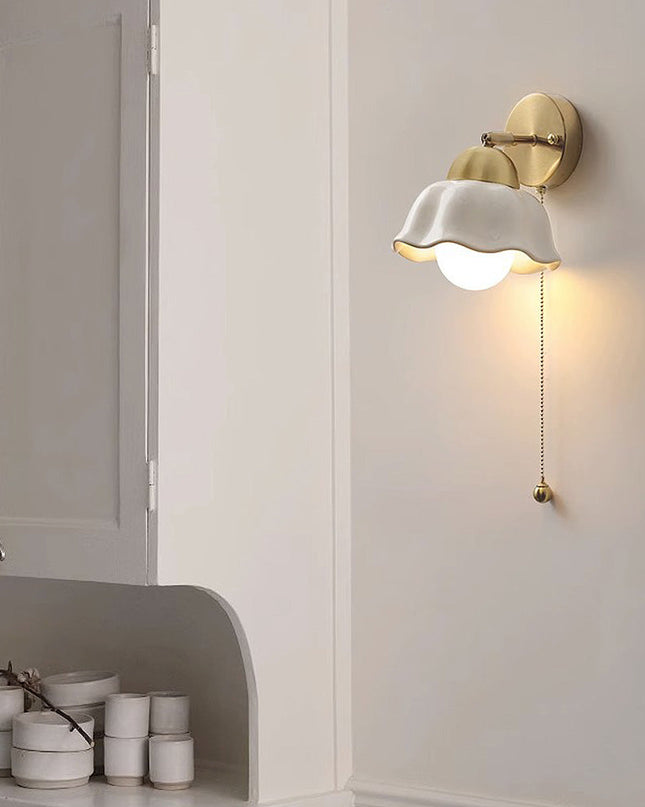 Retro Kinkiet Ścienny w Stylu Francuskim z Białymi Kwiatami – Elegancka Oprawa Oświetleniowa E27, Złoty i Biały 1