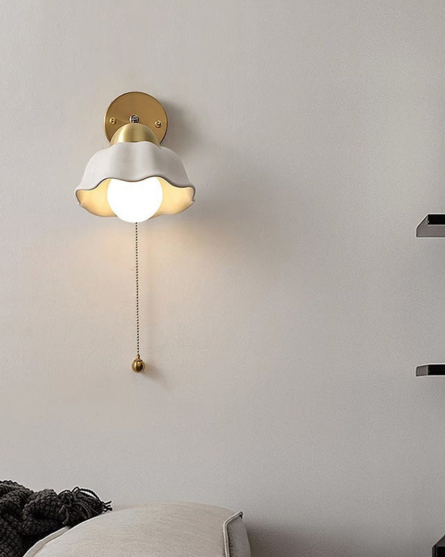 Retro Kinkiet Ścienny w Stylu Francuskim z Białymi Kwiatami – Elegancka Oprawa Oświetleniowa E27, Złoty i Biały 3