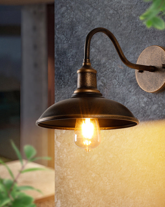 Rustykalna Lampa Zewnętrzna IP65 w Kształcie Muszli z Antycznego Mosiądzu – Idealna do Oświetlenia Tarasów i Dziedzińców 1