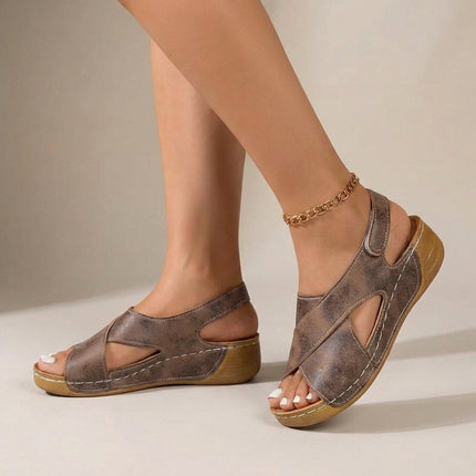 Sandały damskie z ortopedyczną konstrukcją typu slingback i wygodnym koturnem – obuwie letnie Criss-Cross 3