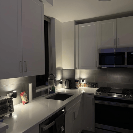 Ściemnialna lampa wtykowa LED z czujnikiem – nowoczesny design przemysłowy ułatwiający instalację 2