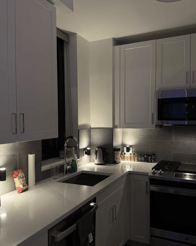 Ściemnialna lampa wtykowa LED z czujnikiem – nowoczesny design przemysłowy ułatwiający instalację 2