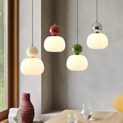 Lampa wisząca w stylu Art Deco — kremowy klosz z kolorowym akcentem kulistym