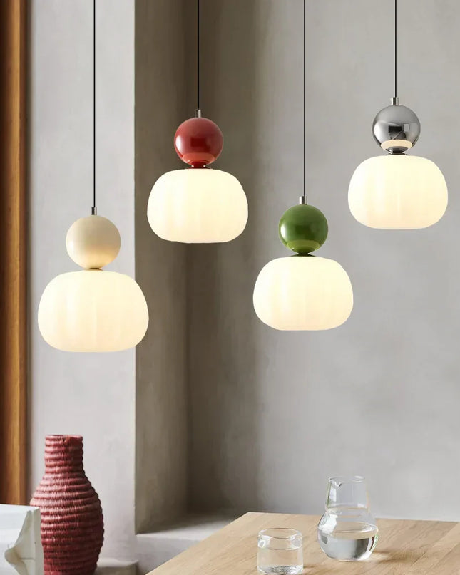 Lampa wisząca w stylu Art Deco — kremowy klosz z kolorowym akcentem kulistym