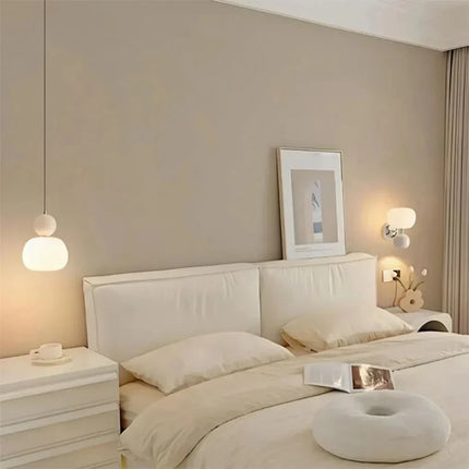 Lampa wisząca w stylu Art Deco — kremowy klosz z kolorowym akcentem kulistym
