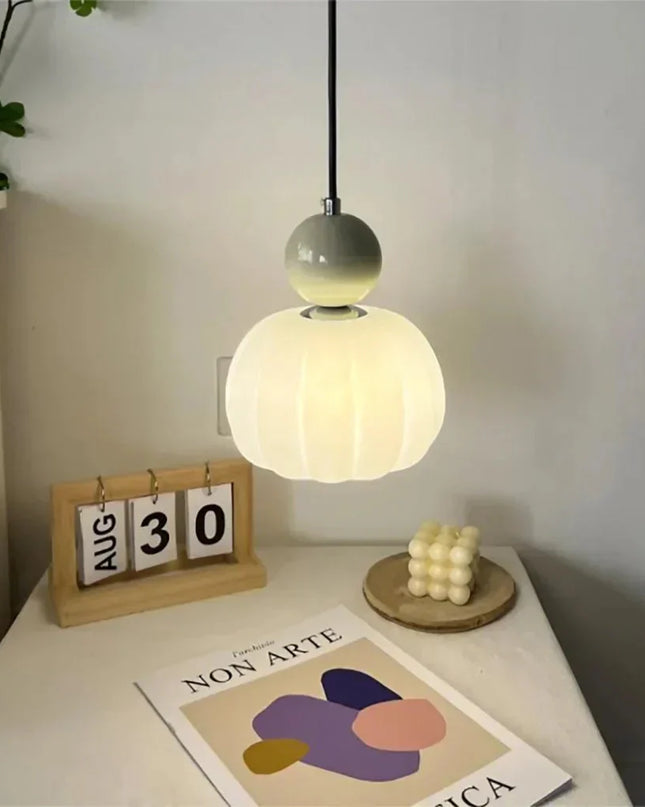Lampa wisząca w stylu Art Deco — kremowy klosz z kolorowym akcentem kulistym