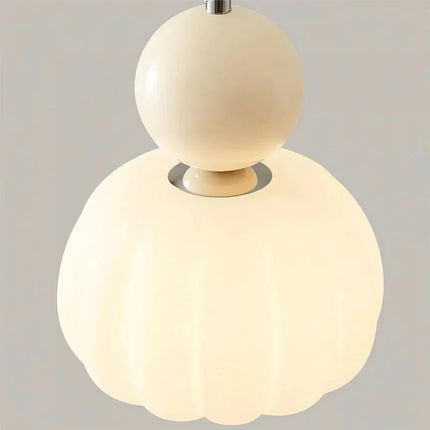 Lampa wisząca w stylu Art Deco — kremowy klosz z kolorowym akcentem kulistym