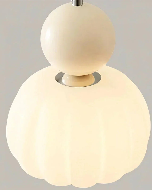 Lampa wisząca w stylu Art Deco — kremowy klosz z kolorowym akcentem kulistym
