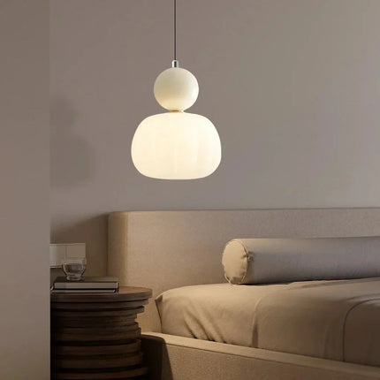 Lampa wisząca w stylu Art Deco — kremowy klosz z kolorowym akcentem kulistym