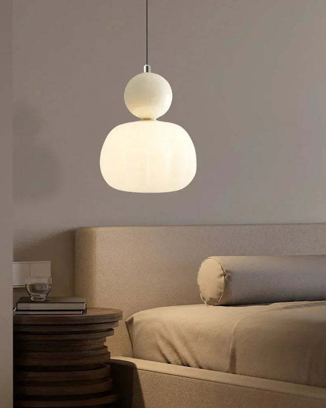 Lampa wisząca w stylu Art Deco — kremowy klosz z kolorowym akcentem kulistym