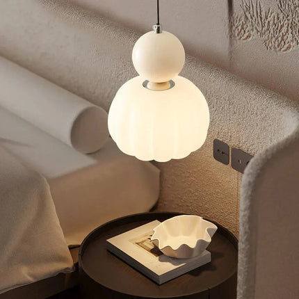 Lampa wisząca w stylu Art Deco — kremowy klosz z kolorowym akcentem kulistym