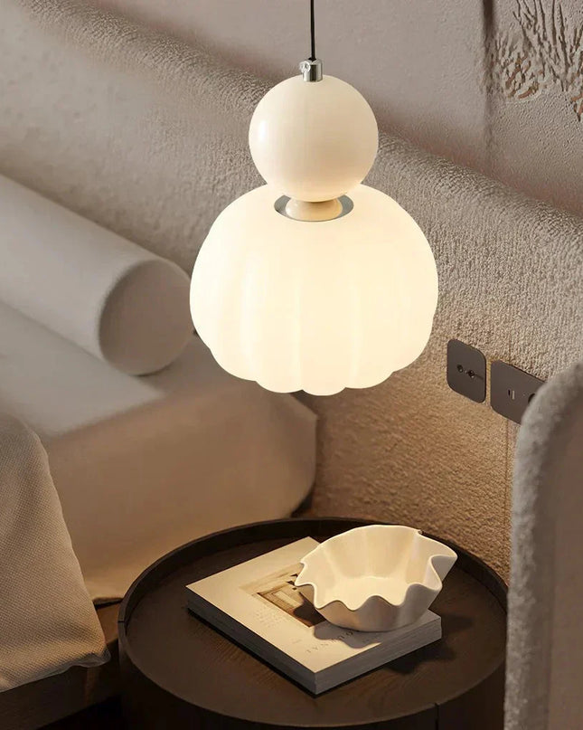 Lampa wisząca w stylu Art Deco — kremowy klosz z kolorowym akcentem kulistym