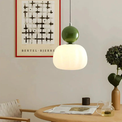Lampa wisząca w stylu Art Deco — kremowy klosz z kolorowym akcentem kulistym