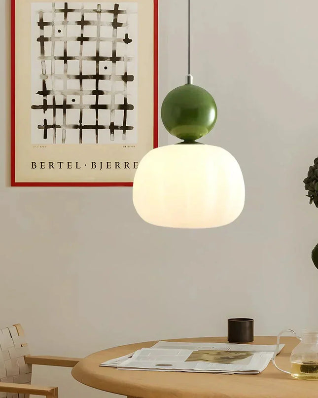 Lampa wisząca w stylu Art Deco — kremowy klosz z kolorowym akcentem kulistym
