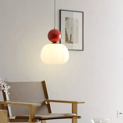 Lampa wisząca w stylu Art Deco — kremowy klosz z kolorowym akcentem kulistym