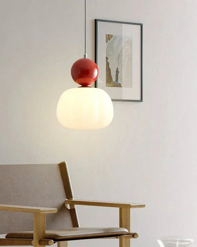 Lampa wisząca w stylu Art Deco — kremowy klosz z kolorowym akcentem kulistym