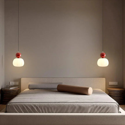 Lampa wisząca w stylu Art Deco — kremowy klosz z kolorowym akcentem kulistym