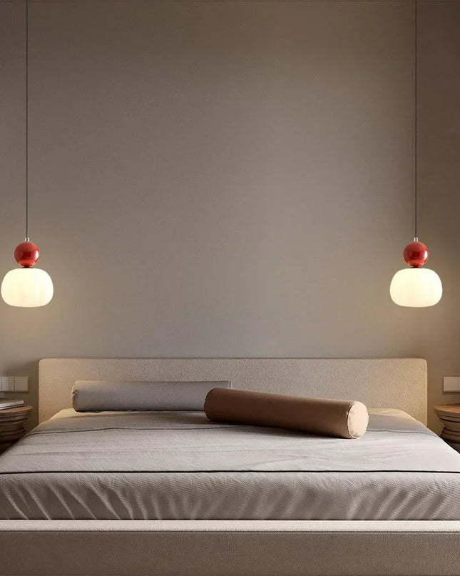 Lampa wisząca w stylu Art Deco — kremowy klosz z kolorowym akcentem kulistym