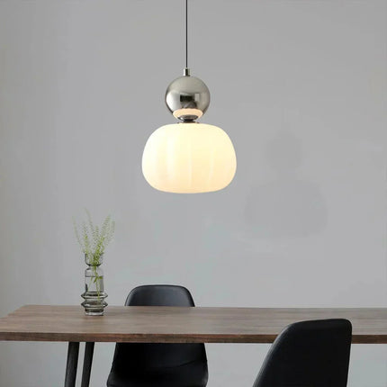 Lampa wisząca w stylu Art Deco — kremowy klosz z kolorowym akcentem kulistym