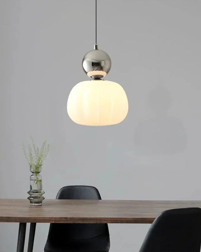 Lampa wisząca w stylu Art Deco — kremowy klosz z kolorowym akcentem kulistym