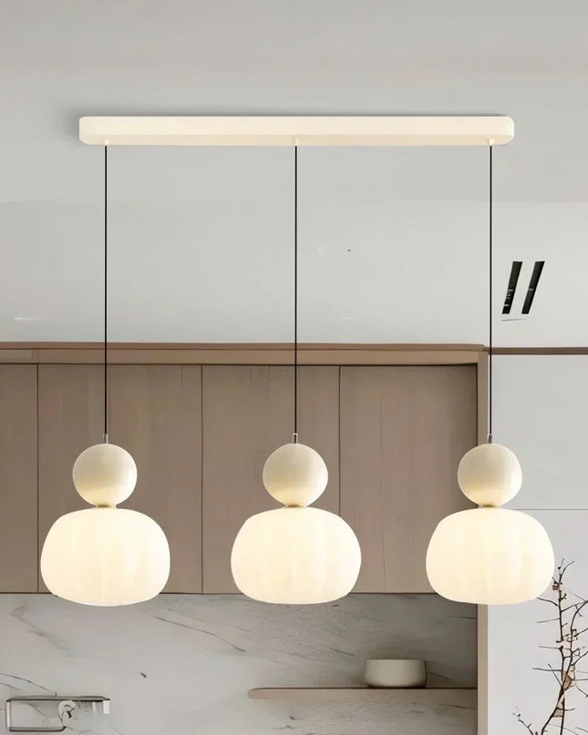 Lampa wisząca w stylu Art Deco — kremowy klosz z kolorowym akcentem kulistym