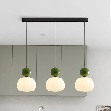 Lampa wisząca w stylu Art Deco — kremowy klosz z kolorowym akcentem kulistym