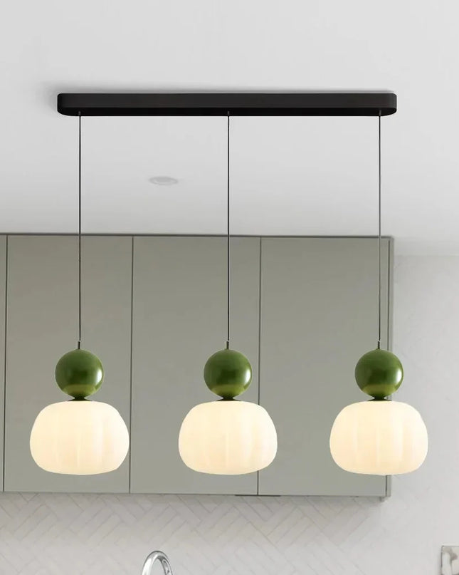 Lampa wisząca w stylu Art Deco — kremowy klosz z kolorowym akcentem kulistym