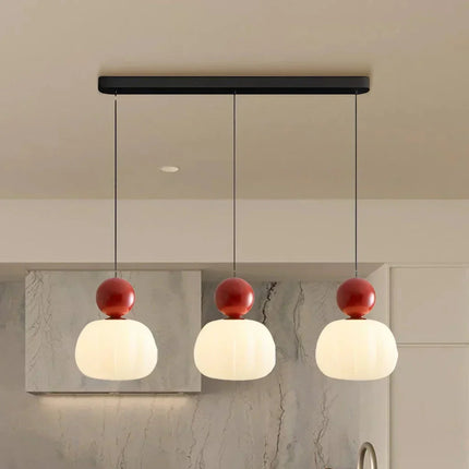 Lampa wisząca w stylu Art Deco — kremowy klosz z kolorowym akcentem kulistym